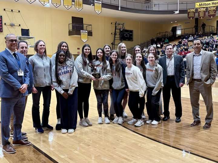 HHS Varsity Girls B-ball receive Crawford Hunter Sportsmanship Award